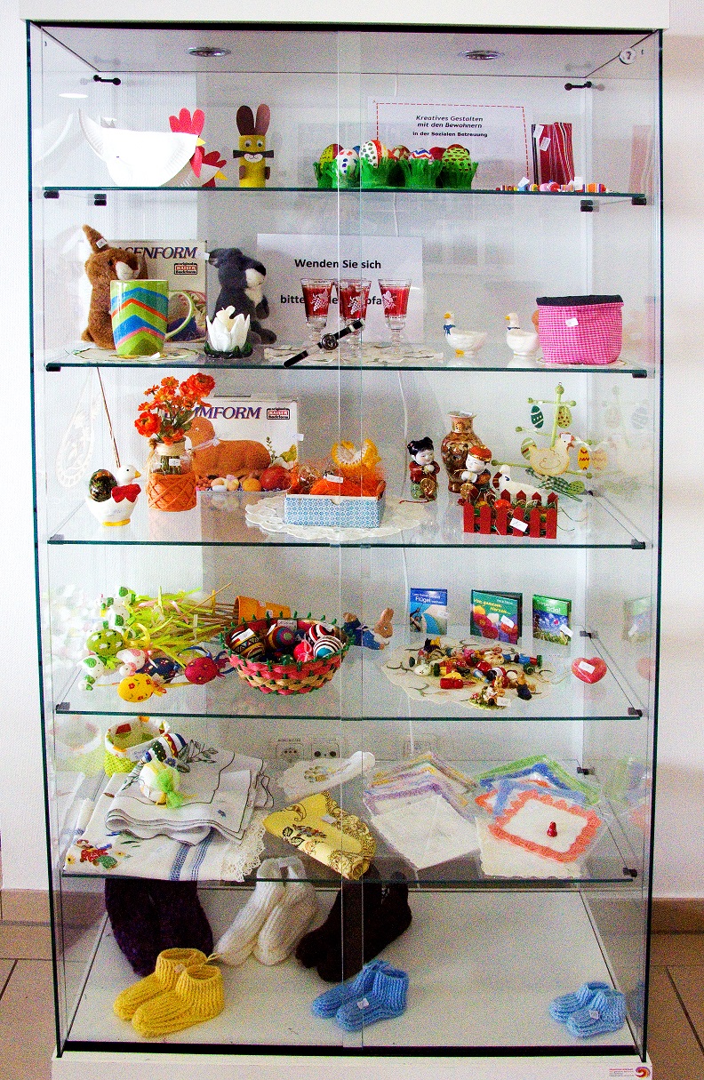 Vitrine im Foyer